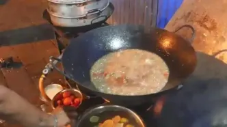 ببینید؛ غذای خیابانی در اندونزی؛ پخت خرچنگ در برگ موز در جاکارتا