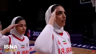 سلام نظامی دختران بسکتبالیست ایران به پرچم وطن در رقابت‌های کاپ آسیا