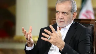 مسعود پزشکیان در پنج‌سالگی، کنار پدر و مادرش