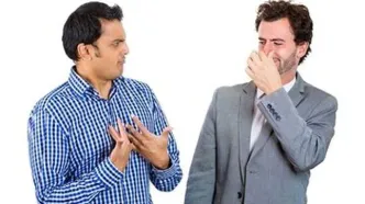 ۴ گروه غذایی که می‌تواند باعث بوی بد بدن شوند