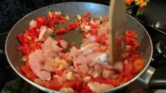 ببینید؛ طرز تهیه دلمه بادمجان با مرغ و فلفل توسط آشپز ماهر ایتالیایی