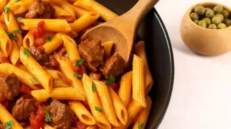 طرز تهیه ماکارونی با گوشت تکه‌ای و ته‌دیگ سیب‌زمینی