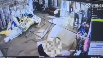لحظه ترکیدگی فاضلاب در یک فروشگاه لباس در چین