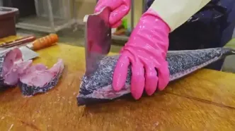 ببینید؛ صید ماهی رنگین کمانی، برش زدن و تهیه انواع غذا با آن در تایوان