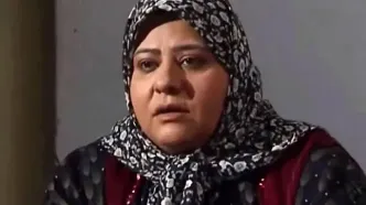 رابعه اسکویی با چهره‌ای شاد در یک رستوران