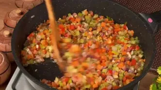 ببینید؛ طرز تهیه یک غذای اسپانیایی با 3 عدد فیله مرغ و یک گوجه