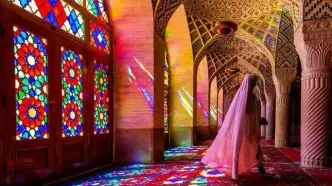 هیجان توریست آمریکایی در لحظه ورود به مسجد صورتی شیراز