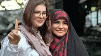 عکس خبرنگار آمریکایی با سحر امامی در کنار ساختمان شیشه‌ای