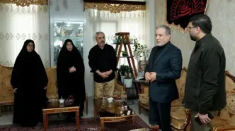 دیدار سید عباس عراقچی وزیر امور خارجه با خانواده سردار شهید باقری + عکس