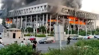 پوشش متفاوت خبرنگار آمریکایی مقابل ساختمان صداوسیما