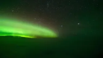 تماشای شفق قطبی از پنجره هواپیما؛ تجربه‌ای نادر در پرواز سان‌فرانسیسکو به لیسبون