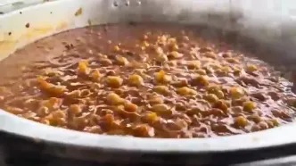 ببینید؛ غذای روستایی در ایران؛ برش ماهرانه ران گاو و تهیه قیمه بادمجان