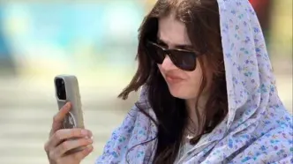 تصاویری جالب از خبرنگاران زنِ خارجی در امام‌زاده صالح + عکس