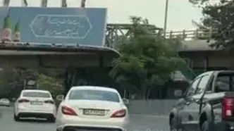 ببینید؛ لحظه تصادف عجیب مرسدس بنز CLS در یک بزرگراه در تهران!