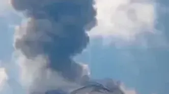 فیلم لحظه وقوع انفجار در قله آتشفشان ایل لوتولوک در اندونزی