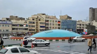 دیوارنگاره میدان انقلاب تهران با طرحی از نبرد رستم و اژدهای آمریکا