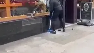 سرقت عجیب یک دزد از ساعت فروشی لوکس در روز روشن