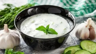 هشدار جدی کارشناس تغذیه: هرگز با غذا ماست نخورید!