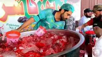 ببینید؛ غذای خیابانی در پاکستان؛ تهیه آب هندوانه در کراچی