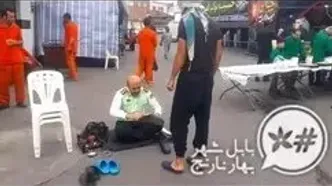 سرهنپ پلیس درحال واکس زدن به کفش های جاماندگان اربعین / به احترامش باید پاکوبید