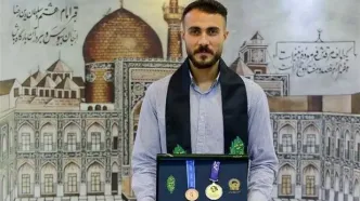 اهدای مدال قهرمانی ملی‌پوش فوتبال ساحلی به موزه آستان قدس