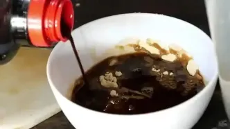 ببینید؛ غذای خیابانی در ویتنام؛ تهیه ساشیمی و غذاهای متنوع با صدف دریایی غول پیکر در هانوی