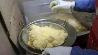 ببینید؛ غذای خیابانی در کره؛ تهیه مرغ و میگوی سوخاری در سئول