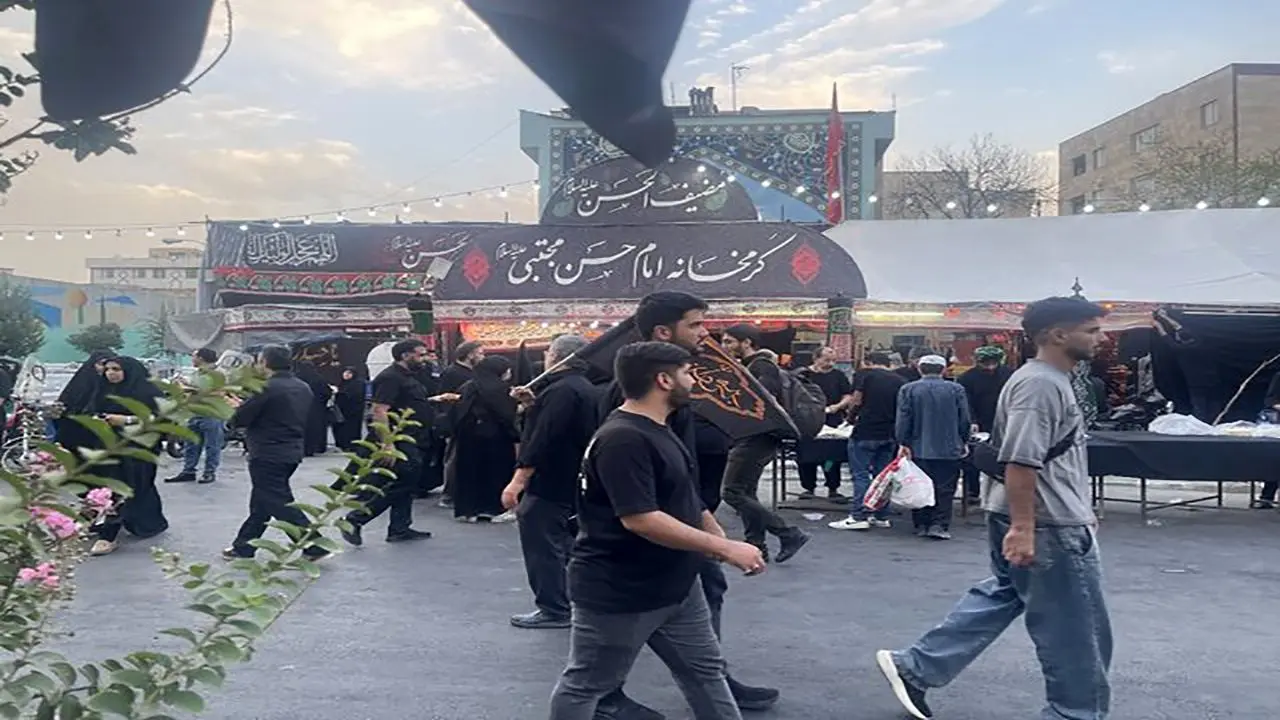 پذیرایی سخنگوی دولت از زائران در مسیر زوار اربعین حسینی - مهران+ویدئو