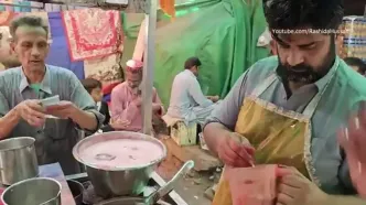 ببینید؛ غذای خیابانی در پاکستان؛ تهیه نوشیدنی با توت فرنگی و یخ در کراچی