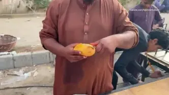 ببینید؛ غذای خیابانی در پاکستان؛ تهیه آب انبه و میلک شیک انبه در کراچی