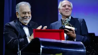 «فرانسیس فورد کاپولا» جایزه شیر طلایی را به «ورنر هرتزوگ» اهدا کرد