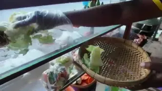 ببینید؛ غذای خیابانی در کامبوج؛ تهیه یک غذای سنتی با گوشت گاو در پنوم پن