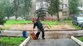 لحظه افتادن مرد و ترکیدن بطری پرخطر