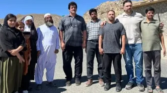 تصاویر؛ دیدار رسول خادم با خانواده امیرمحمد خالقی در روستای محروم