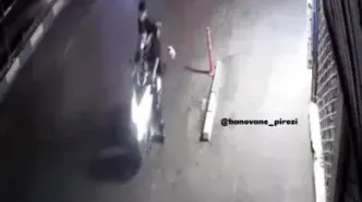 سرقت گوشی در خیابان نیرو هوایی تهران؛ دو موتورسوار در چند ثانیه فرار کردند!