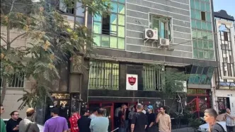 تجمع اعتراضی تعدادی از هواداران پرسپولیس مقابل ساختمان باشگاه و شعارهایی علیه درویش/ ویدئو