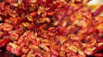 ببینید؛ غذای روستایی در چین؛ پخت نودل با 9 کیلو خرچنگ دریایی و فلفل
