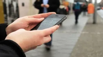 لحظه سرقت موبایل یک خبرنگار مقابل دوربین + فیلم