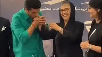 بوسه سینا مهراد بر دستان آزیتا حاجیان