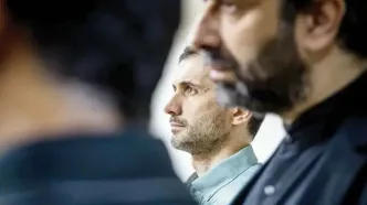 پسر پزشکیان وسط مصاحبه در گوش پدرش چه گفت؟