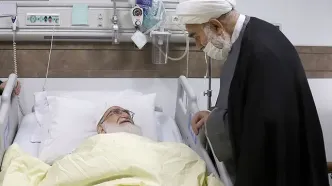 عیادت رئیس دفتر رهبر انقلاب از یکی از مراجع قم