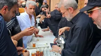 علی لاریجانی در حال پذیرایی از زائرین + عکس