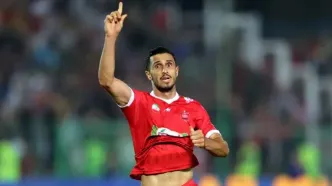 لحظه درگیری  مهاجم پرسپولیس و بازیکن سپاهان