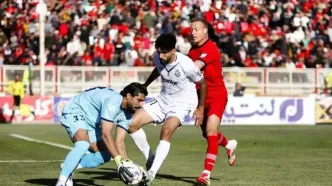 دروازه‌بان استقلال یک ماه دور از میادین