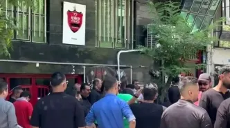 هواداران پرسپولیس مقابل باشگاه تحصن کردند
