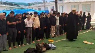 حضور عراقچی در نماز جماعت یکی از مواکب اربعین