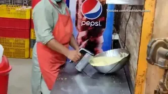 ببینید؛ غذای خیابانی در پاکستان؛ تهیه برگر با تخم مرغ در کراچی