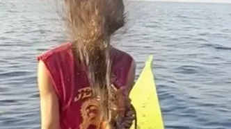 ببینید؛ ماهی مرکب غول‌پیکر به صورت ماهیگیر جوهر پاشید