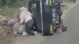 فیلم واژگونی وانت حامل زن و کودک