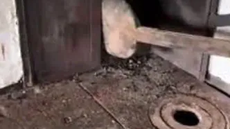 پخت ‎نان در اجاقی ۲۰۰ ساله در ‎ رومانی/ ویدئو
